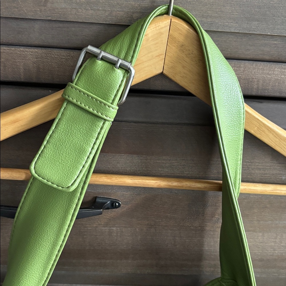 Dockers Vibrant Green Leather Shoulder Bag - Picture 4 of 15